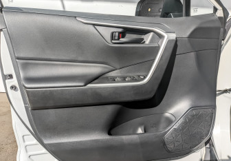 Подержанный автомобиль Toyota RAV4 2021 года (19 фото)