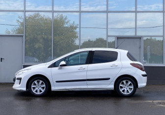 Подержанный автомобиль Peugeot 308 Hatchback 2009 года (8 фото)