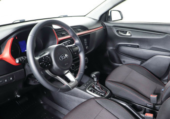 Подержанный автомобиль Kia Rio Sedan 2020 года (11 фото)