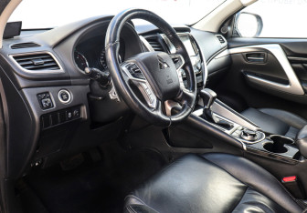 Подержанный автомобиль Mitsubishi Pajero Sport 2019 года (14 фото)