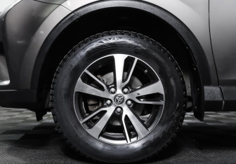 Подержанный автомобиль Toyota RAV4 2017 года (25 фото)