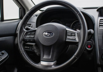 Подержанный автомобиль Subaru XV 2013 года (15 фото)