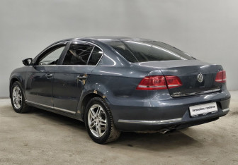 Подержанный автомобиль Volkswagen Passat Sedan 2011 года (7 фото)
