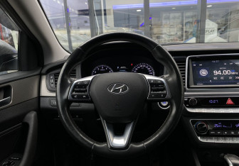 Подержанный автомобиль Hyundai Sonata 2018 года (14 фото)