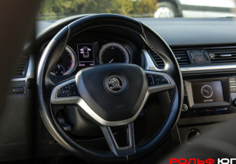 Подержанный автомобиль Skoda Rapid Liftback 2016 года (11 фото)