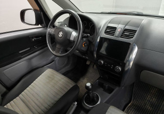 Подержанный автомобиль Suzuki SX4 Hatchback 2012 года (11 фото)