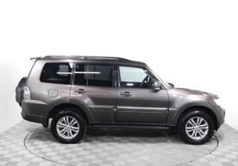 Подержанный автомобиль Mitsubishi Pajero 2012 года (4 фото)
