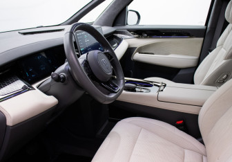 Подержанный автомобиль Zeekr 009 2023 года (7 фото)