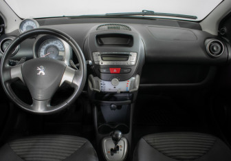 Подержанный автомобиль Peugeot 107 2013 года (11 фото)