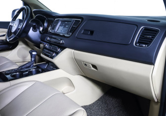 Подержанный автомобиль Kia Carnival 2018 года (11 фото)