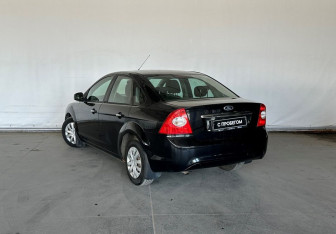 Подержанный автомобиль Ford Focus Sedan 2011 года (6 фото)