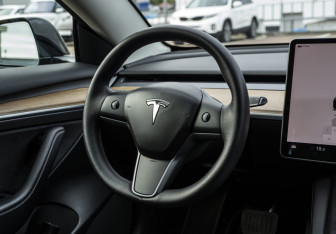 Подержанный автомобиль Tesla Model 3 2022 года (10 фото)