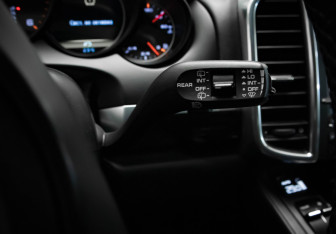 Подержанный автомобиль Porsche Cayenne 2011 года (17 фото)