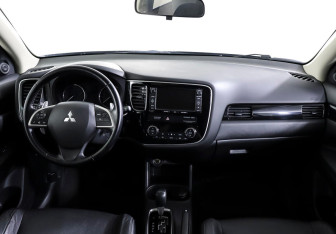 Подержанный автомобиль Mitsubishi Outlander 2014 года (10 фото)