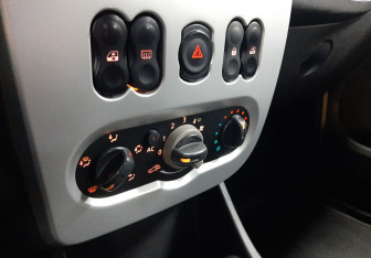 Подержанный автомобиль Renault Sandero 2010 года (14 фото)