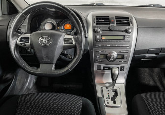 Подержанный автомобиль Toyota Corolla Sedan 2013 года (12 фото)