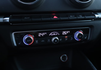Подержанный автомобиль Audi A3 Hatchback 2015 года (15 фото)