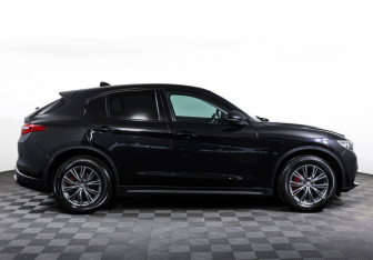 Подержанный автомобиль Alfa Romeo Stelvio 2017 года (3 фото)