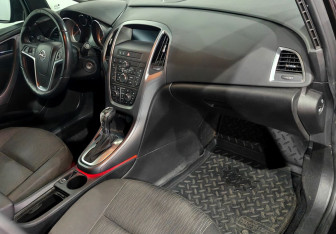 Подержанный автомобиль Opel Astra Sedan 2014 года (10 фото)