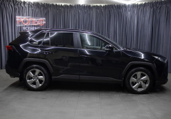 Подержанный автомобиль Toyota RAV4 2021 года (4 фото)