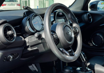 Подержанный автомобиль MINI Hatch 2020 года (13 фото)
