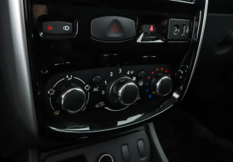 Подержанный автомобиль Nissan Terrano 2015 года (8 фото)