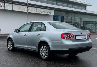 Подержанный автомобиль Volkswagen Jetta Sedan 2008 года (7 фото)