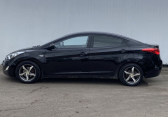 Подержанный автомобиль Hyundai Elantra Sedan 2011 года (8 фото)