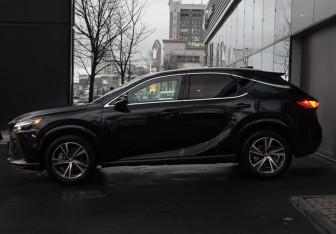 Подержанный автомобиль Lexus RX 2023 года (8 фото)