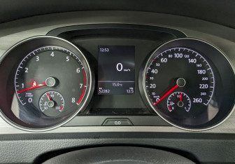 Подержанный автомобиль Volkswagen Golf Hatchback 2014 года (25 фото)