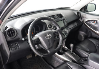 Подержанный автомобиль Toyota RAV4 2010 года (9 фото)