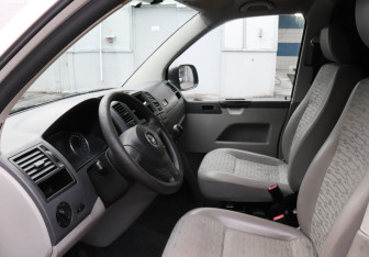 Подержанный автомобиль Volkswagen Transporter Van 2011 года (5 фото)