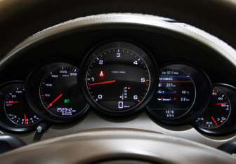 Подержанный автомобиль Porsche Cayenne 2013 года (15 фото)