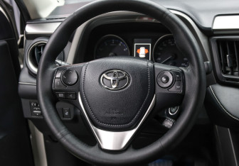 Подержанный автомобиль Toyota RAV4 2017 года (16 фото)