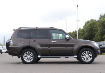 Подержанный автомобиль Mitsubishi Pajero 2017 года (4 фото)