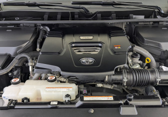 Подержанный автомобиль Toyota Land Cruiser Suv 2022 года (9 фото)