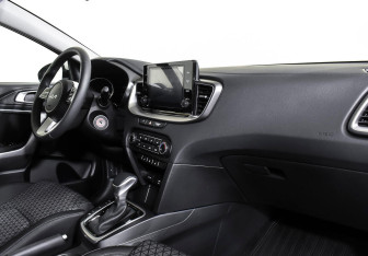 Подержанный автомобиль Kia Ceed Hatchback 2022 года (9 фото)