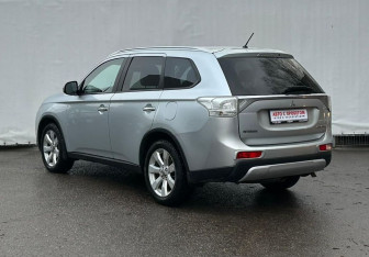 Подержанный автомобиль Mitsubishi Outlander 2014 года (7 фото)