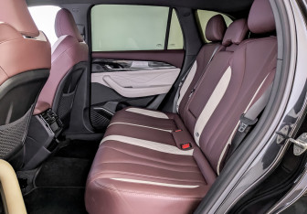Подержанный автомобиль Geely Monjaro 2023 года (12 фото)