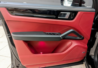 Подержанный автомобиль Porsche Cayenne 2020 года (18 фото)