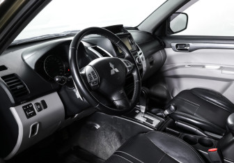 Подержанный автомобиль Mitsubishi Pajero Sport 2015 года (15 фото)