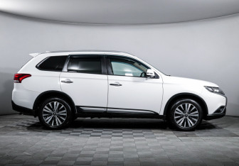 Подержанный автомобиль Mitsubishi Outlander 2019 года (4 фото)