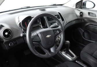 Подержанный автомобиль Chevrolet Aveo Hatchback 2012 года (9 фото)