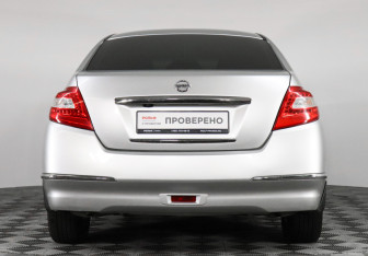 Подержанный автомобиль Nissan Teana 2010 года (6 фото)