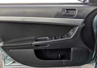 Подержанный автомобиль Mitsubishi Lancer Sedan 2011 года (19 фото)