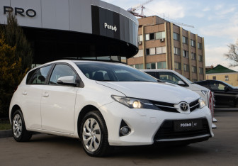 Подержанный автомобиль Toyota Auris Hatchback 2014 года (2 фото)