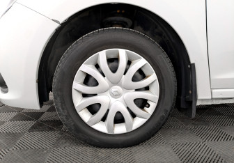 Подержанный автомобиль Renault Sandero 2017 года (13 фото)