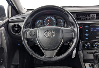 Подержанный автомобиль Toyota Corolla Sedan 2017 года (22 фото)