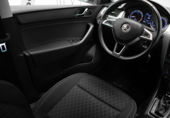 Подержанный автомобиль Skoda Rapid Liftback 2016 года (18 фото)