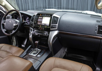 Подержанный автомобиль Toyota Land Cruiser Suv 2015 года (12 фото)